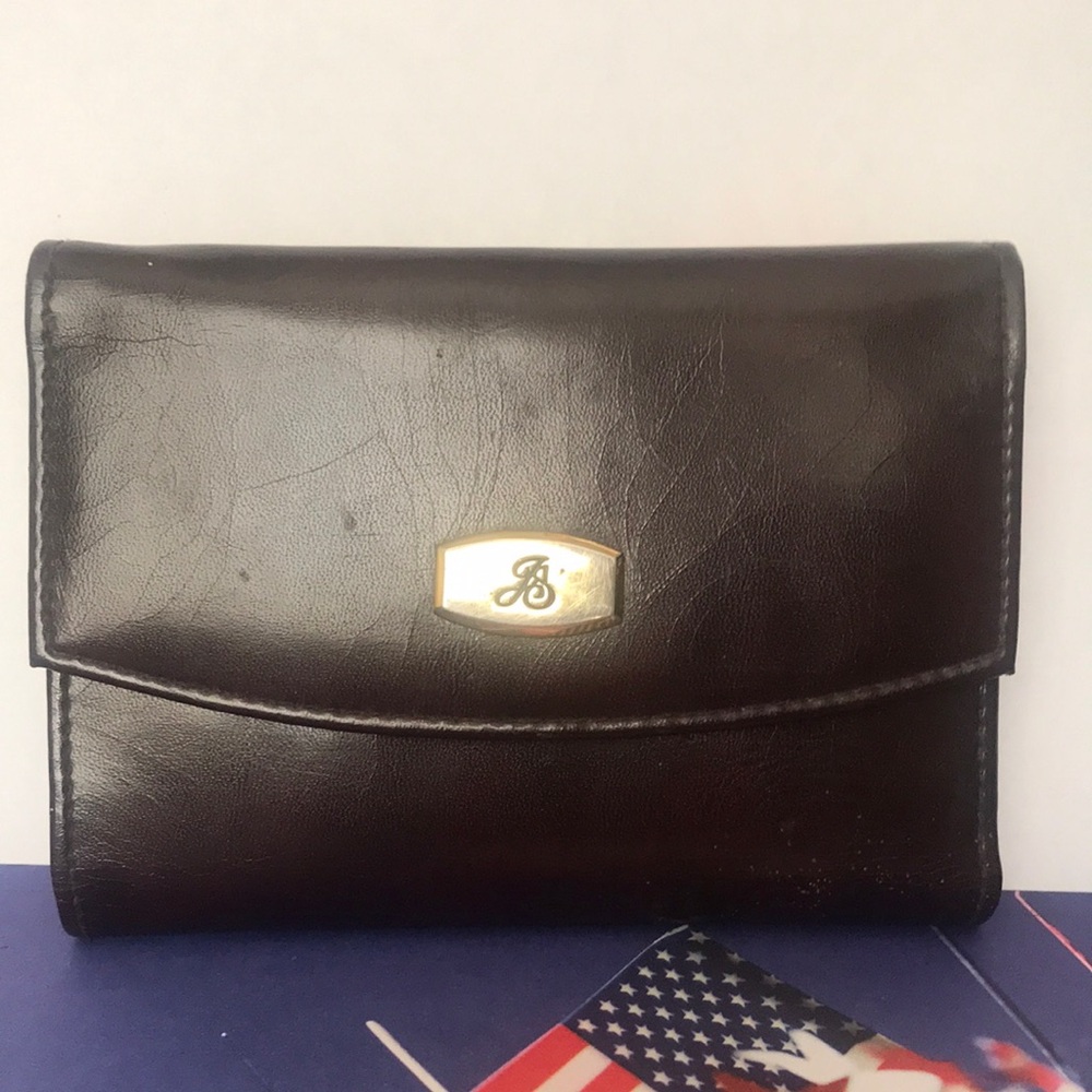 Soon gone to donate Jaclyn Smith brown wallet